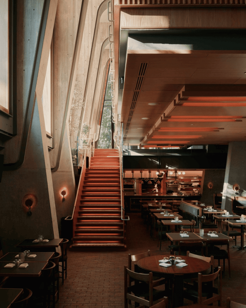Treppe, die zum Restaurant Alder Toronto führt, sowie das Restaurant von innen
