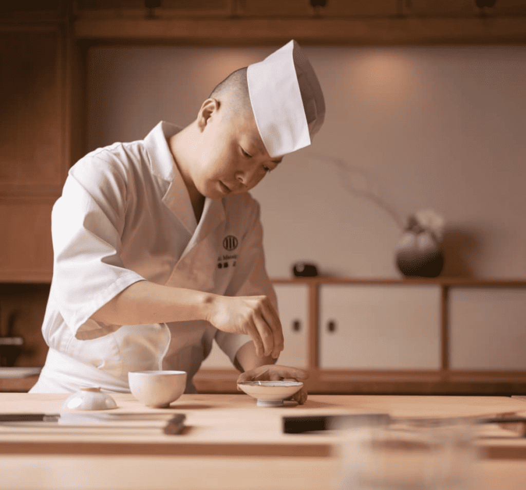 Koch des Sushi Masaki Saito bereitet ein Gericht vor