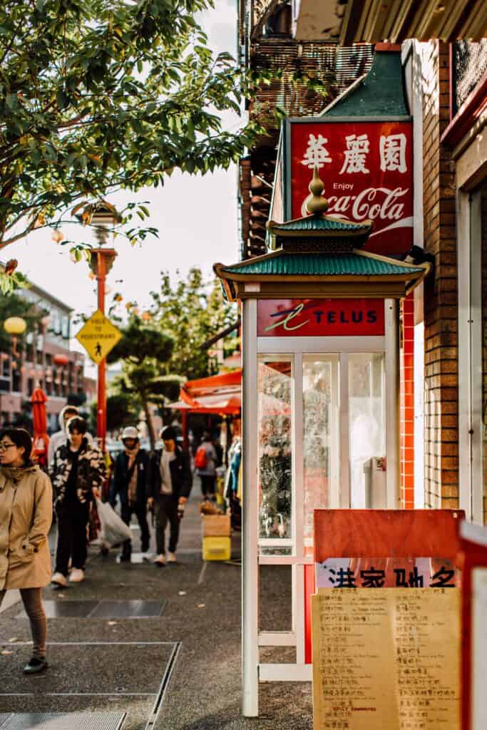Auf einer Straße in Chinatown Victoria spazieren Menschen