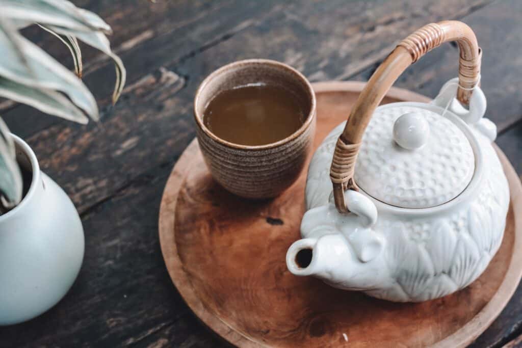 Tee wird aus weißer Kanne 