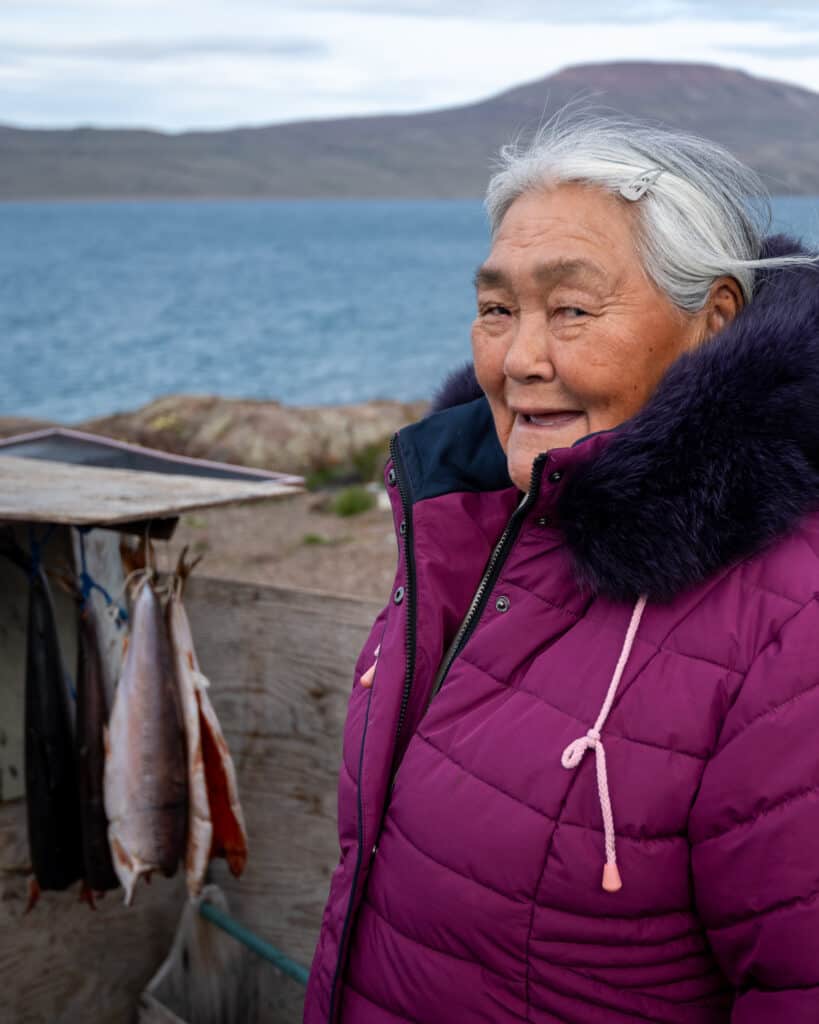 Person steht vor Fisch bei den Arctic Bay Adventures