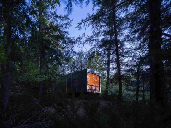 Blick auf eine Lodge des Arcana Hotels in Ontario in Kanada, die mitten im Wald steht