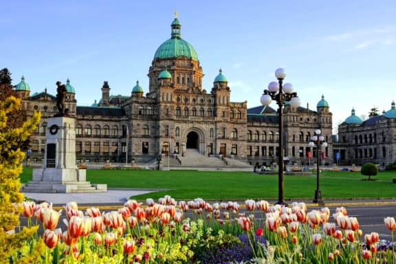 Das Provinzparlament in British Columbia mit Tulpen davor
