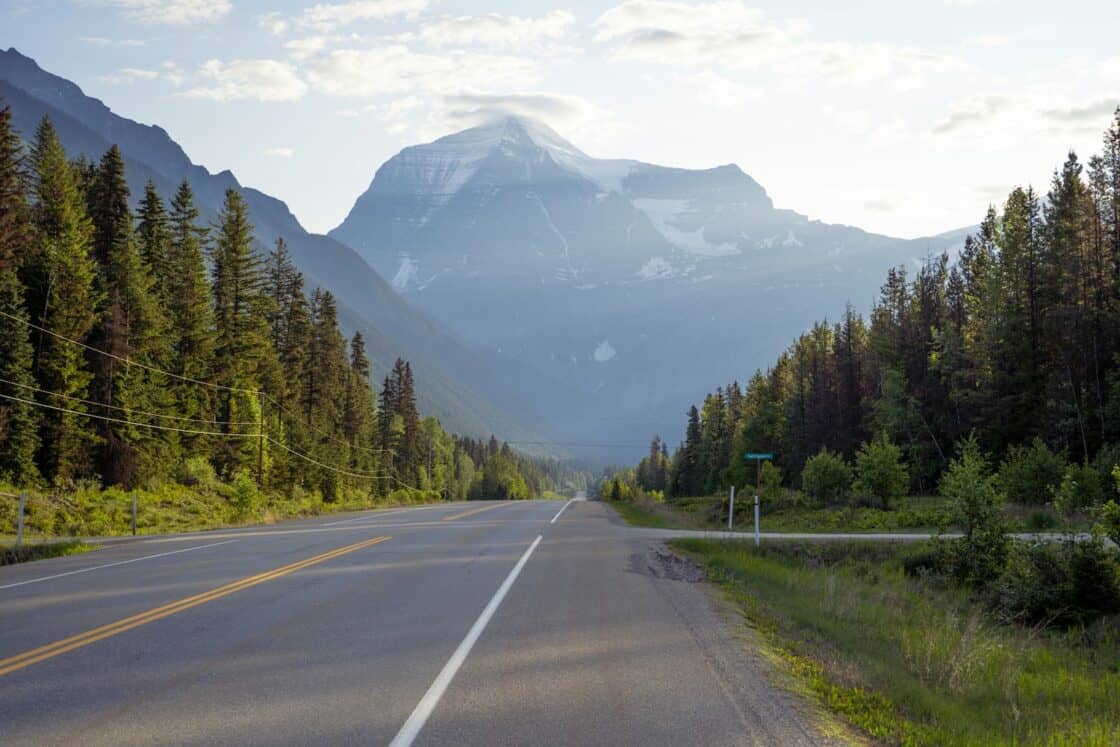 Straße des Icefield Parkway in Alberta.