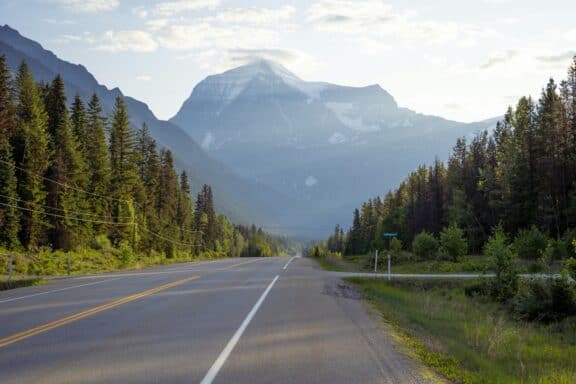 Straße des Icefield Parkway in Alberta.