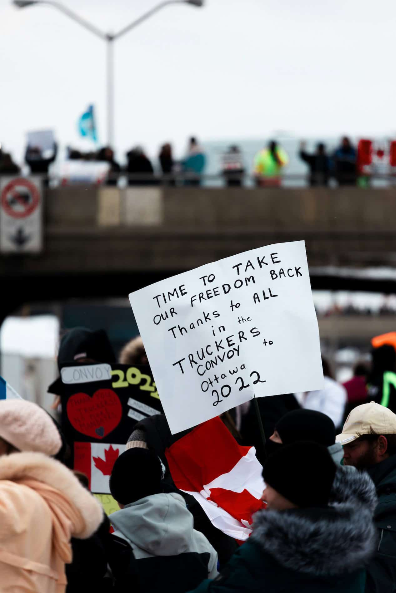 Freedom Convoy Plakate und Proteste