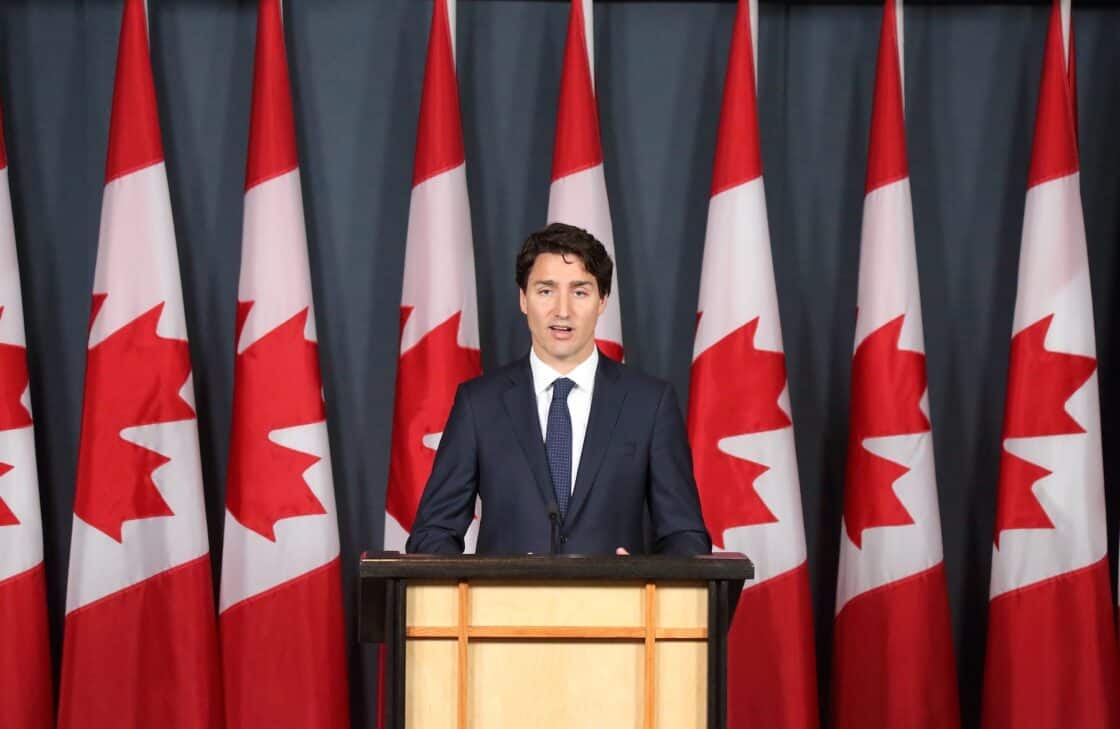 Justin Trudeau vor kanadischen Flaggen