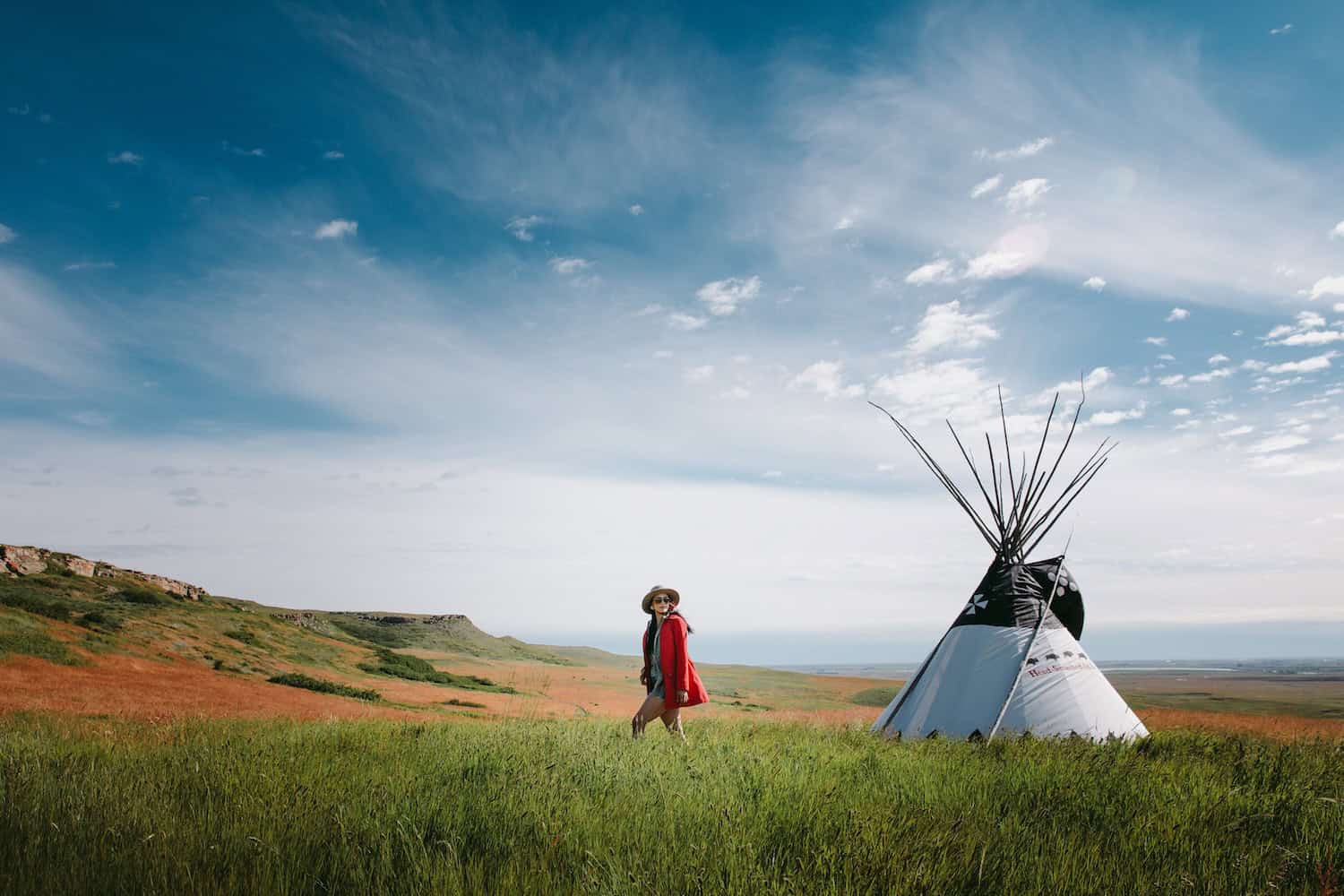 Tipi steht in der Natur von Alberta an der Unesco-Weltkulturerbestätte Head-Smashed-In Buffalo Jump in Alberta, Kanada.