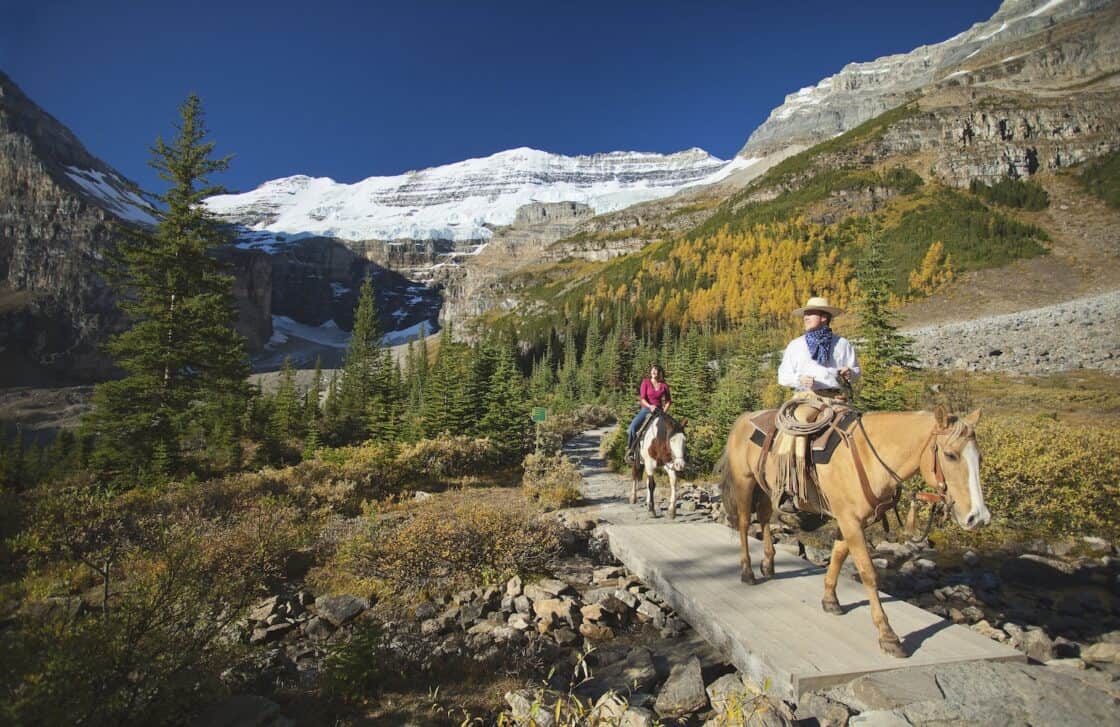 Zwei Personen reiten durch den Banff Nationalpark in Alberta, Kanada