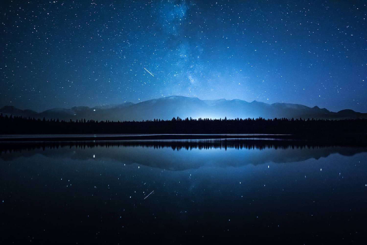 Sternenhimmel in dem Dark Sky Preserve bei Lake Annete im Jasper National Park in Alberta, Kanada