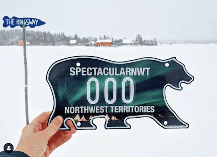 Kanadisches Eisbär Kennzeichnen der Northwest Territories mit besonderer Aufschrift.