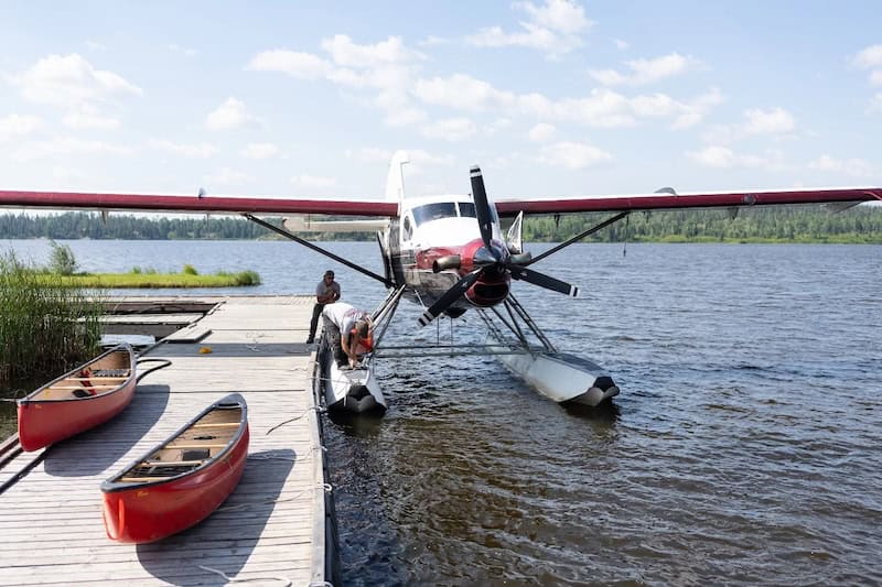 Ein Wasserflugzeug steht an einem Steg im Hayes River in Manitoba