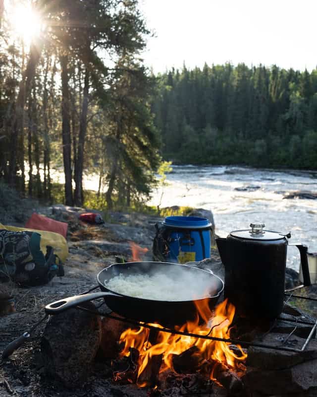 Kochen am Waldrand mit Aussicht auf den Hayes River