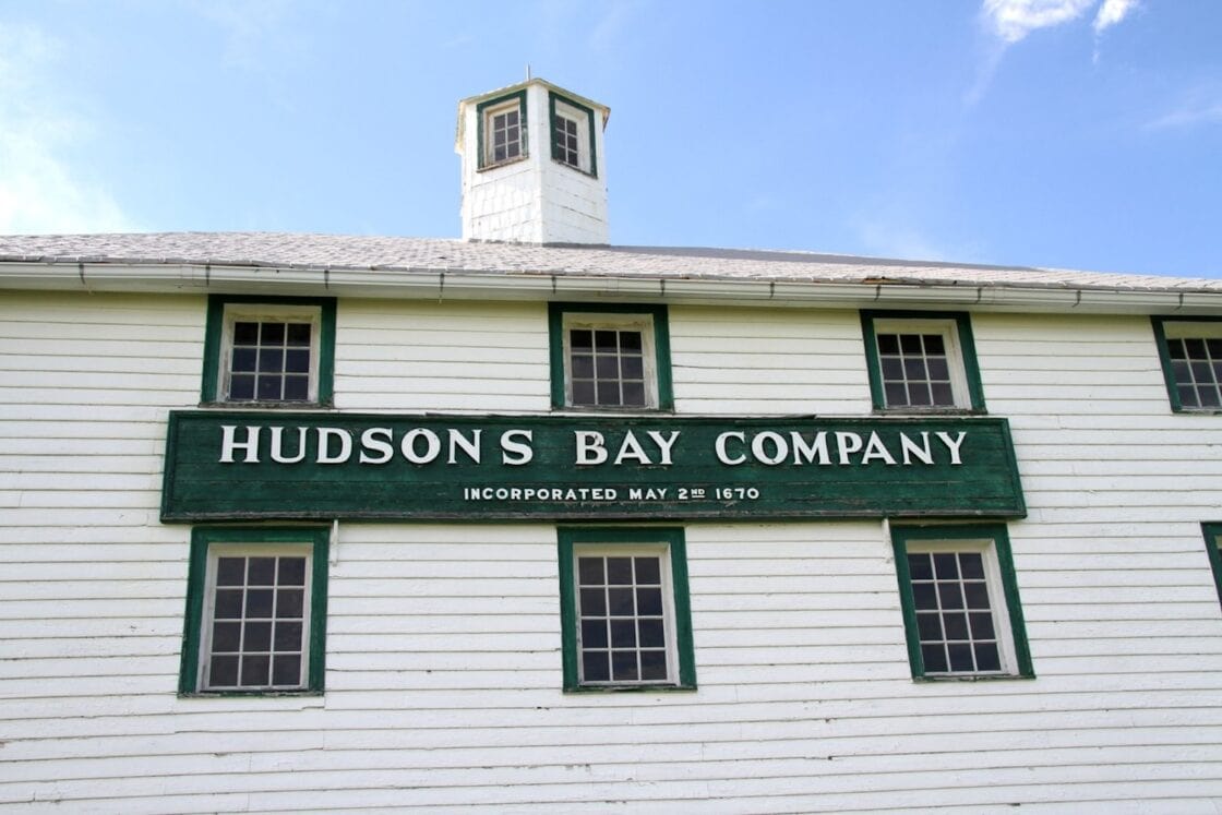 Schild mit Aufschrift "Hudson Bay Company" an dem Gebäude der York Factory.