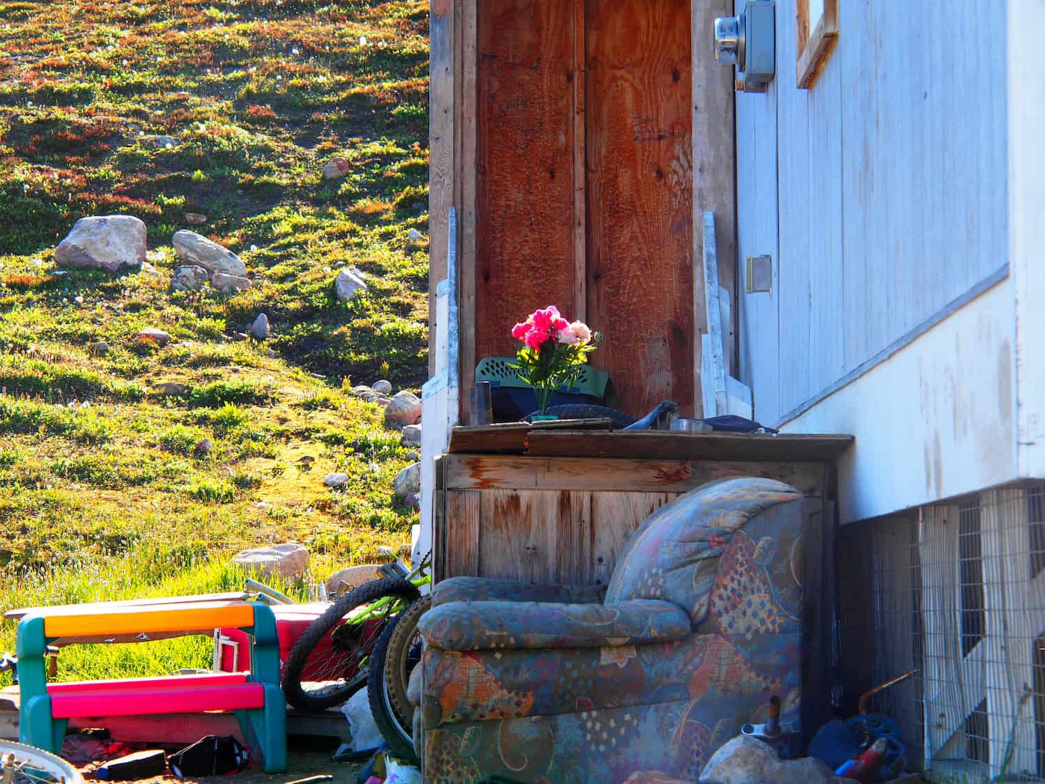 Möbel stehen vor einem Haus in Kanada