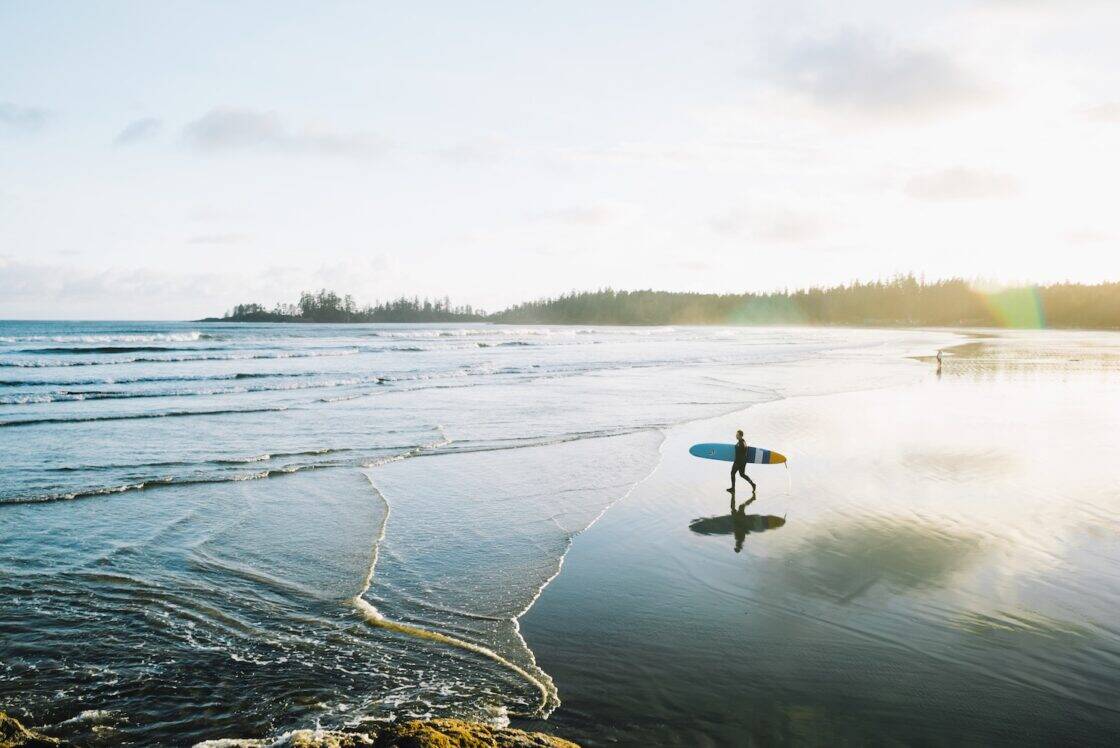 Surfer an der Küste in Tofino, Vancouver Island.