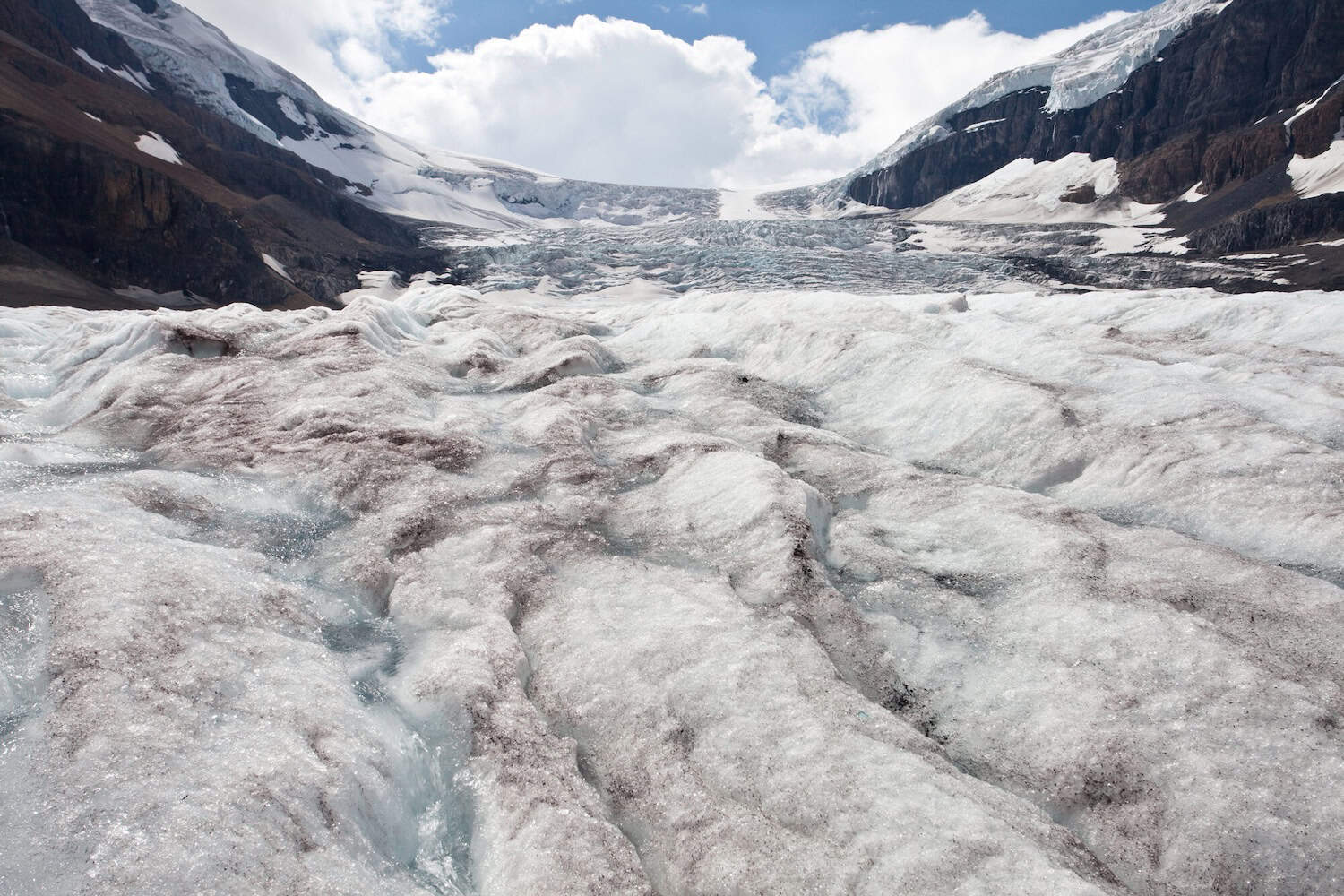 Eis an der Gletscherzunge des Athabasca Gletschers.