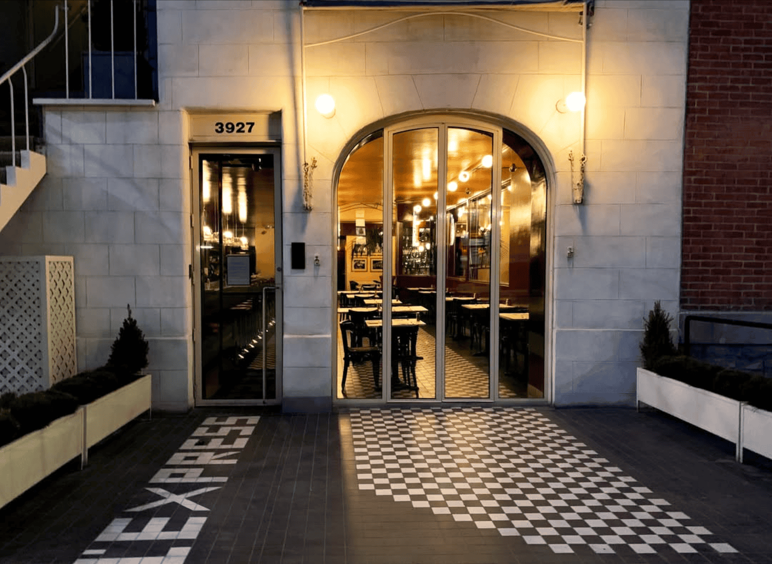 Außenansicht des Restaurants L'Express in Montreal.