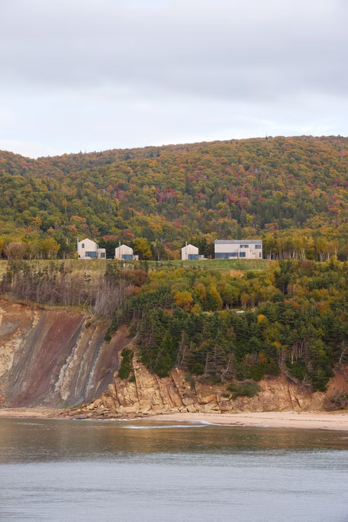 Blick auf die Bunkies und die Küste in Nova Scotia.
