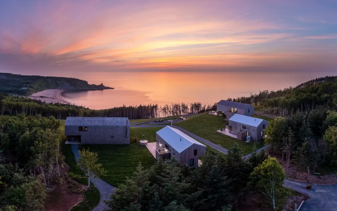 Blick auf Bunkies in Nova Scotia im Sonnenuntergang.