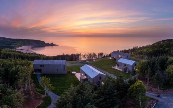 Blick auf Bunkies in Nova Scotia im Sonnenuntergang.