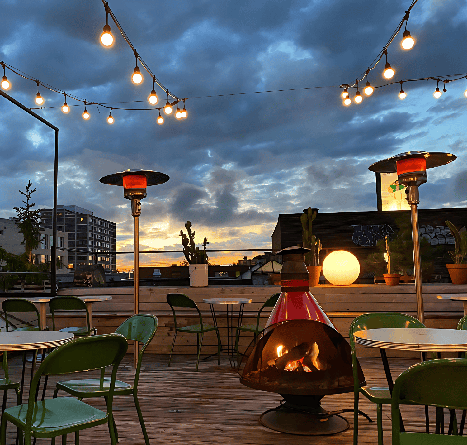 Bar Taverne Atlantic in Montreal, Blick von der Terrasse am Abend. 