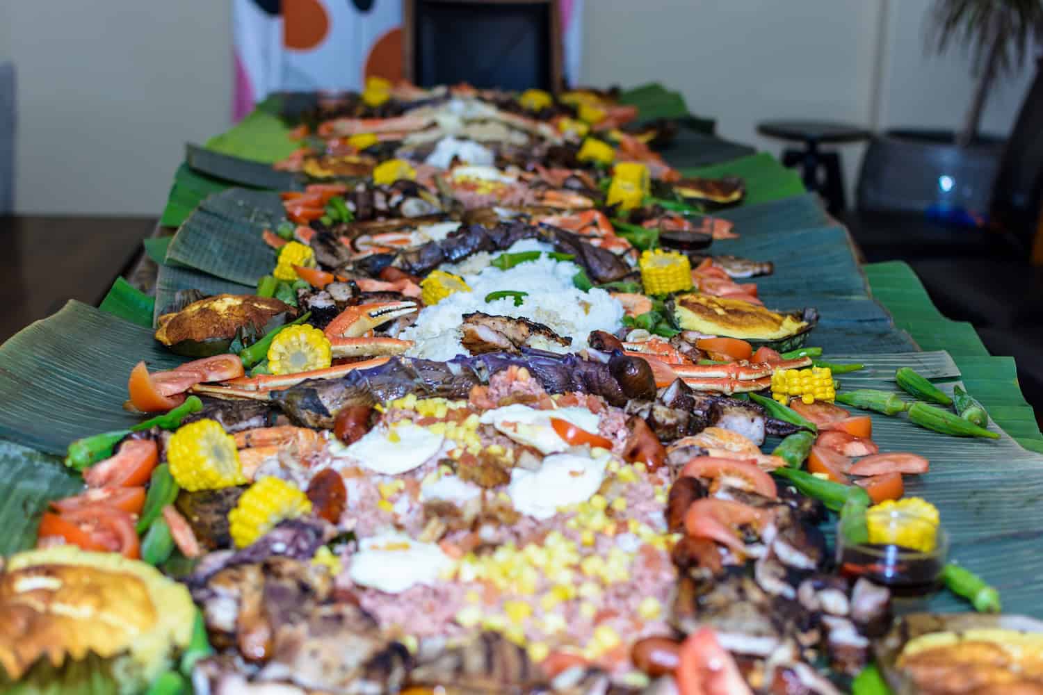 Kamayan in Kanada, eine philippinische Art zu essen. Das Essen liegt auf Bananenblättern.