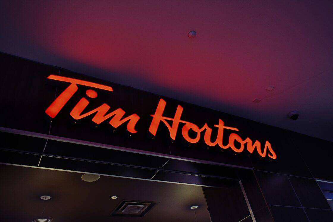 Leuchtschrift sagt »Tim Hortons«.