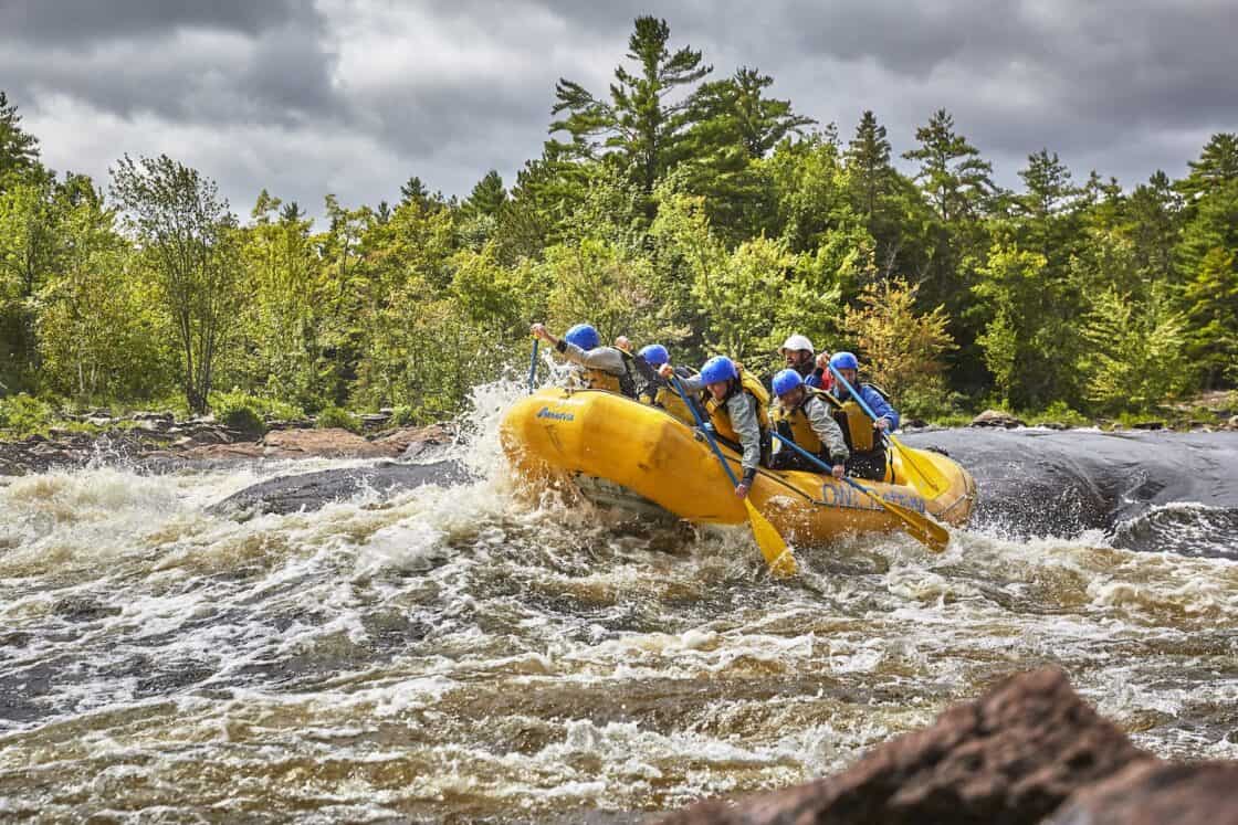 Crew auf Raftingboot auf dem Ottawa River.