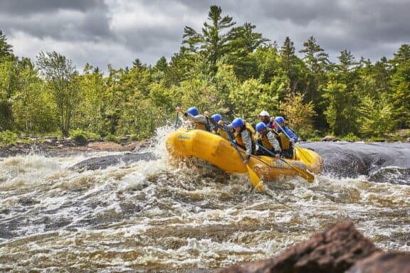 Crew auf Raftingboot auf dem Ottawa River.