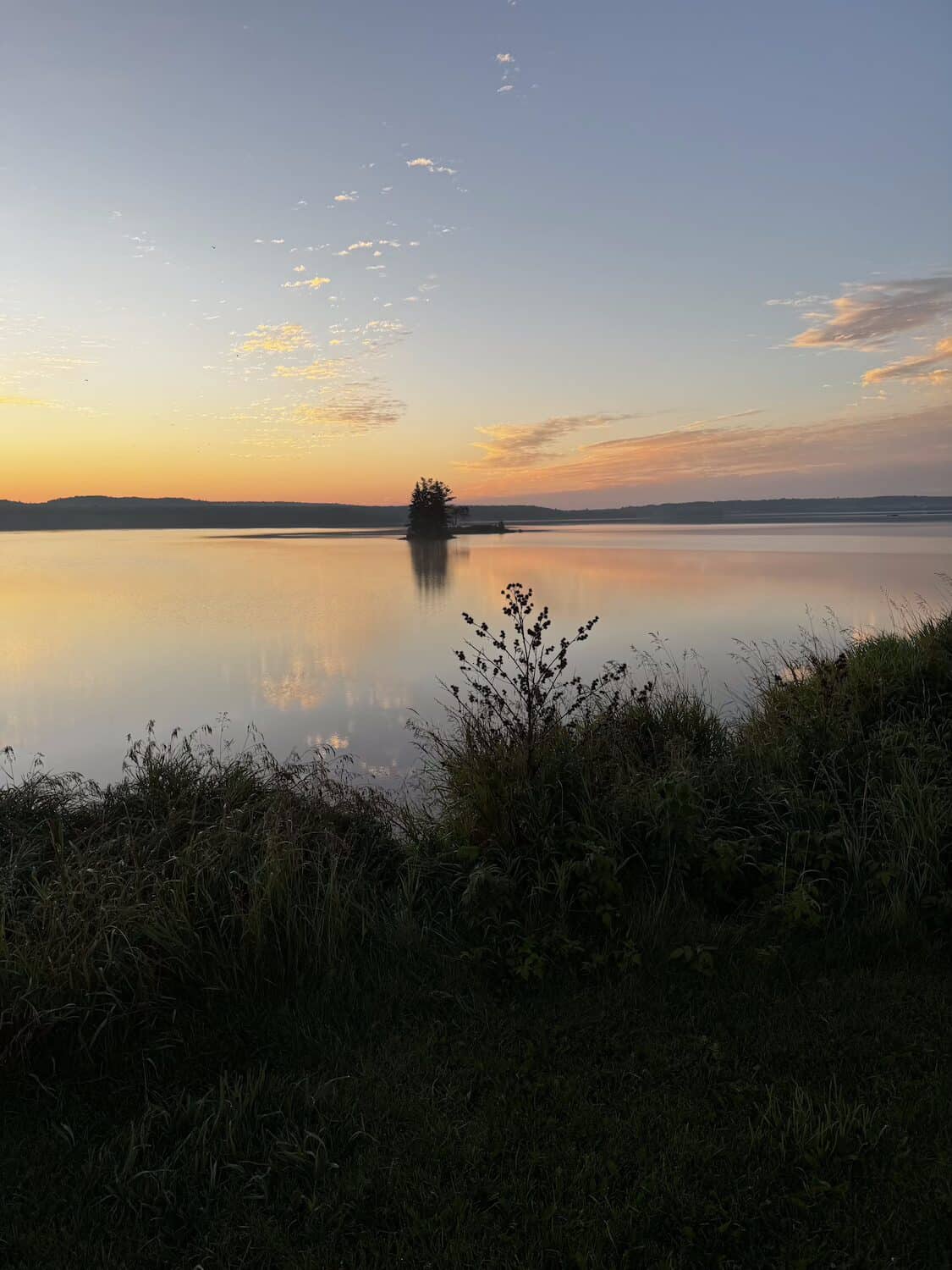 Ottawa River in Ontario im Sonnenuntergang.