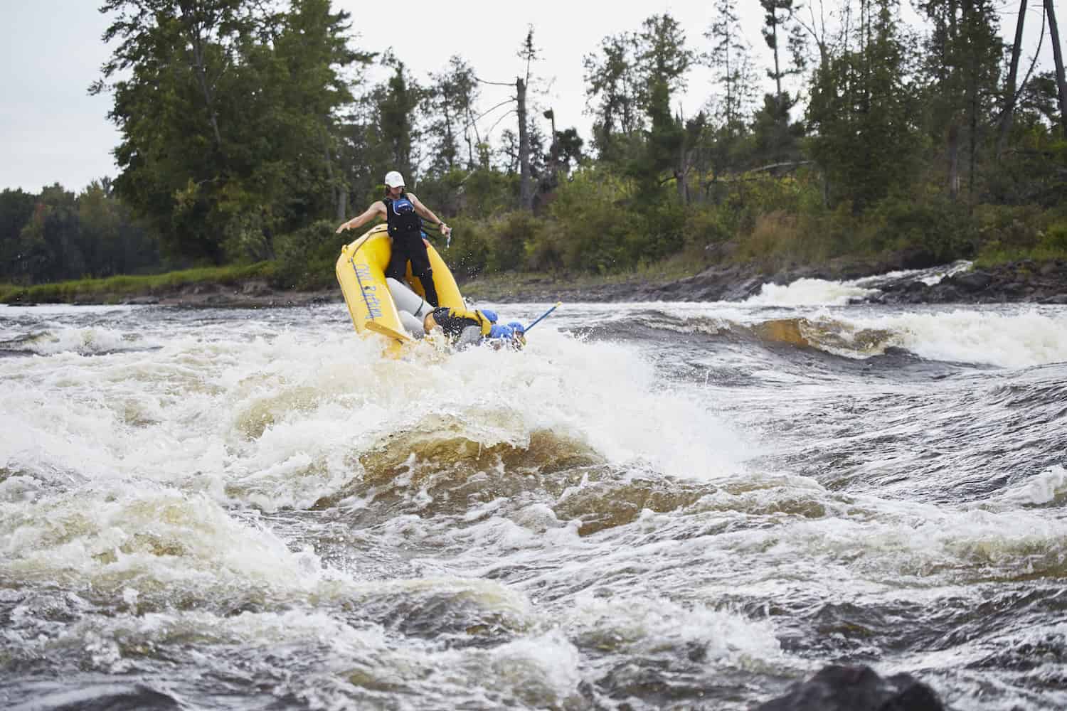Flussabfahrt beim OWL Rafting im Ottawa River.