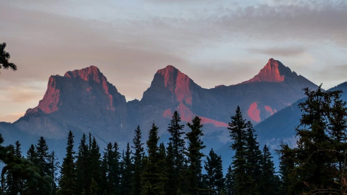Bergpanorama im Sonnenuntergang in Canmore in Alberta.