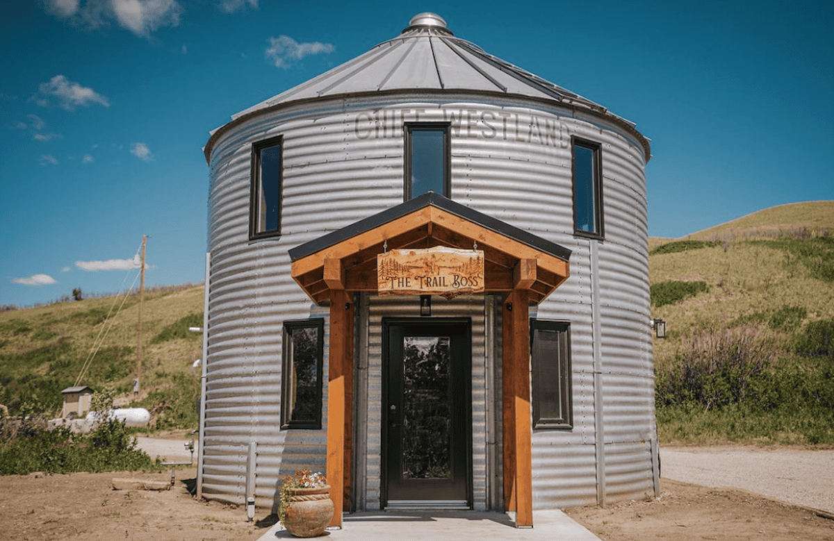 Altes Silo umgebaut zu einer Unterkunft auf der Saddle Hill Ranch in Alberta. 