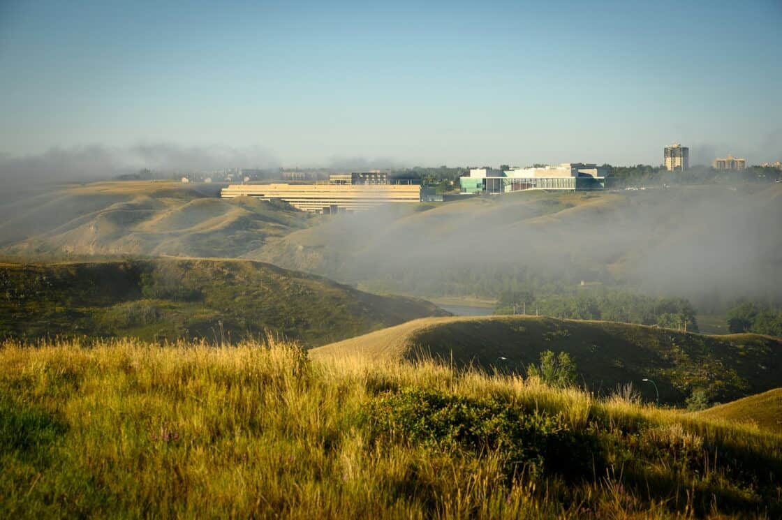 Blick hinab auf Nebel im Tal in Lethbridge, Alberta.