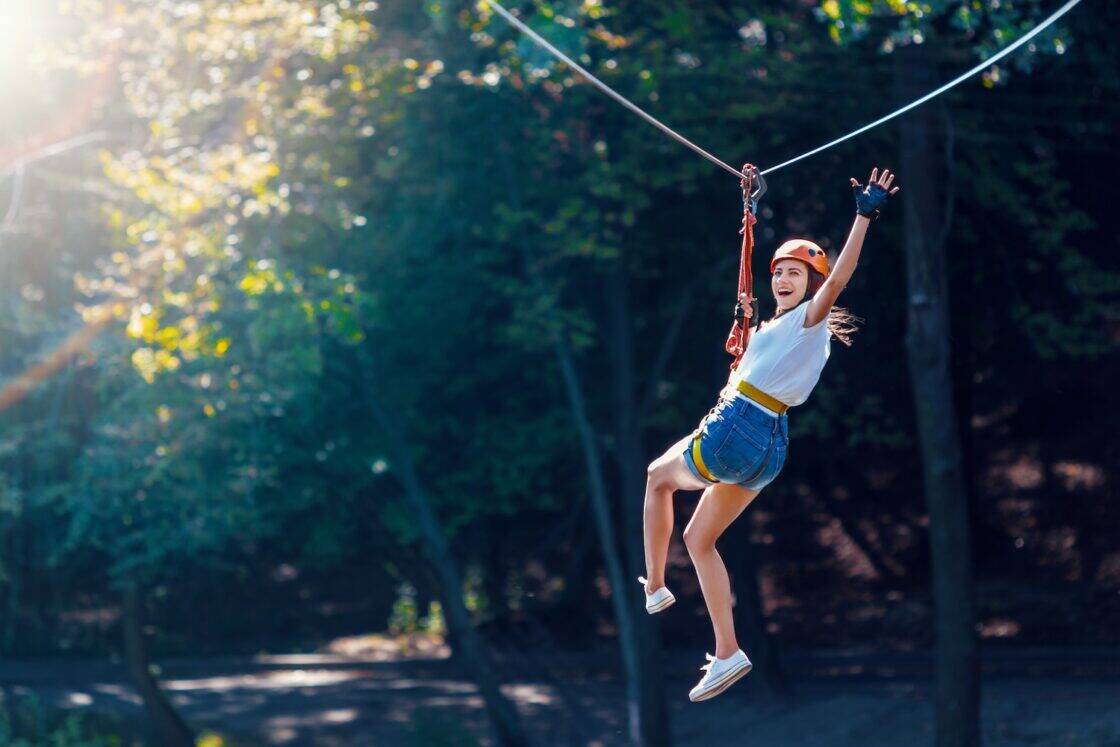 Frau auf Zipline.