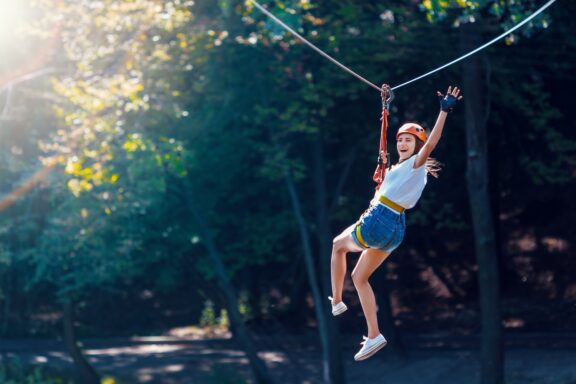 Frau auf Zipline.