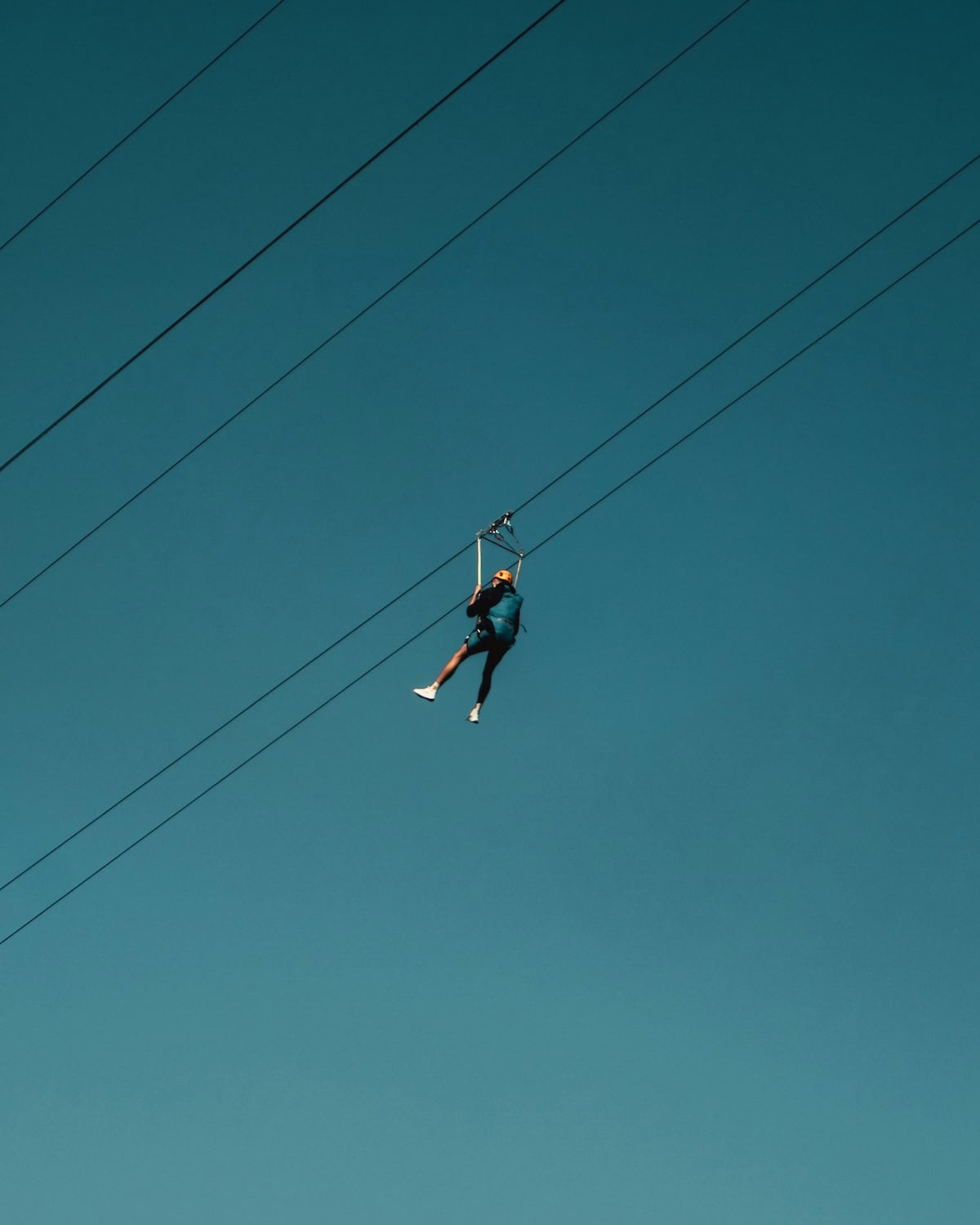 Person auf Zipline.