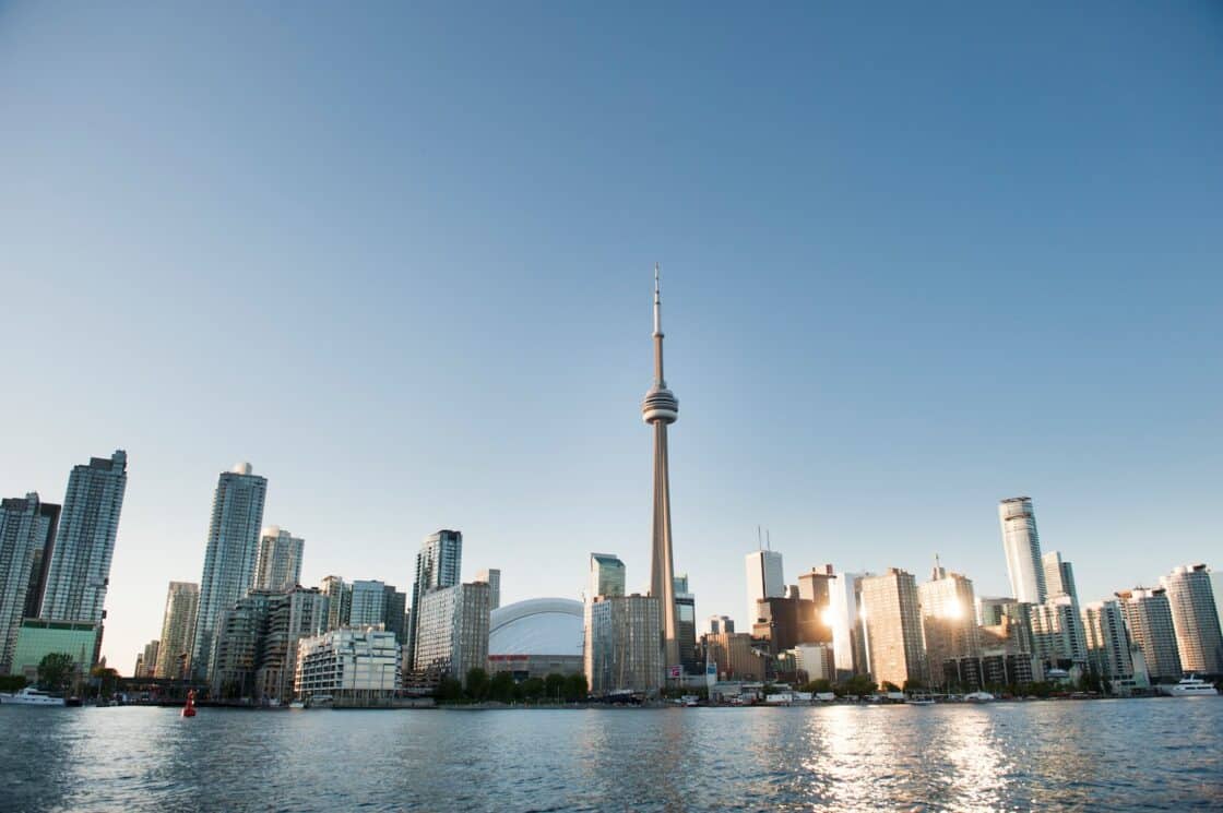 Die Skyline von Toronto glänzt in der Sonne.