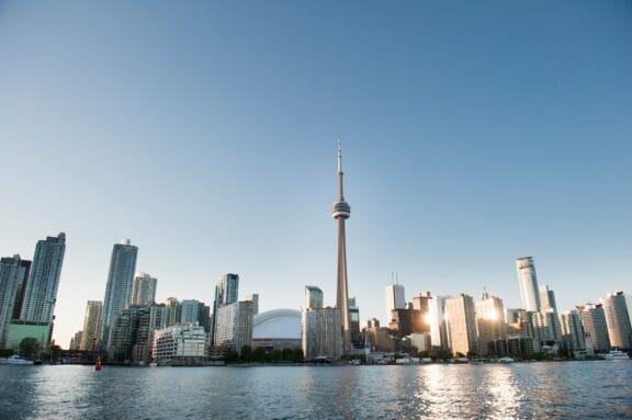 Die Skyline von Toronto glänzt in der Sonne.