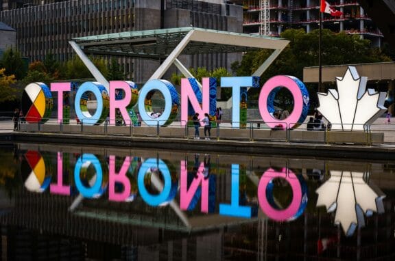 Toronto Leuchtschrift am Wasser.