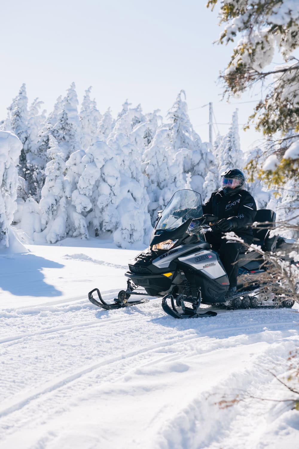 Schneemobil fährt in Québec.