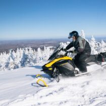 7 Gründe für einen <span>Schneemobil-Urlaub in Québec<span/>