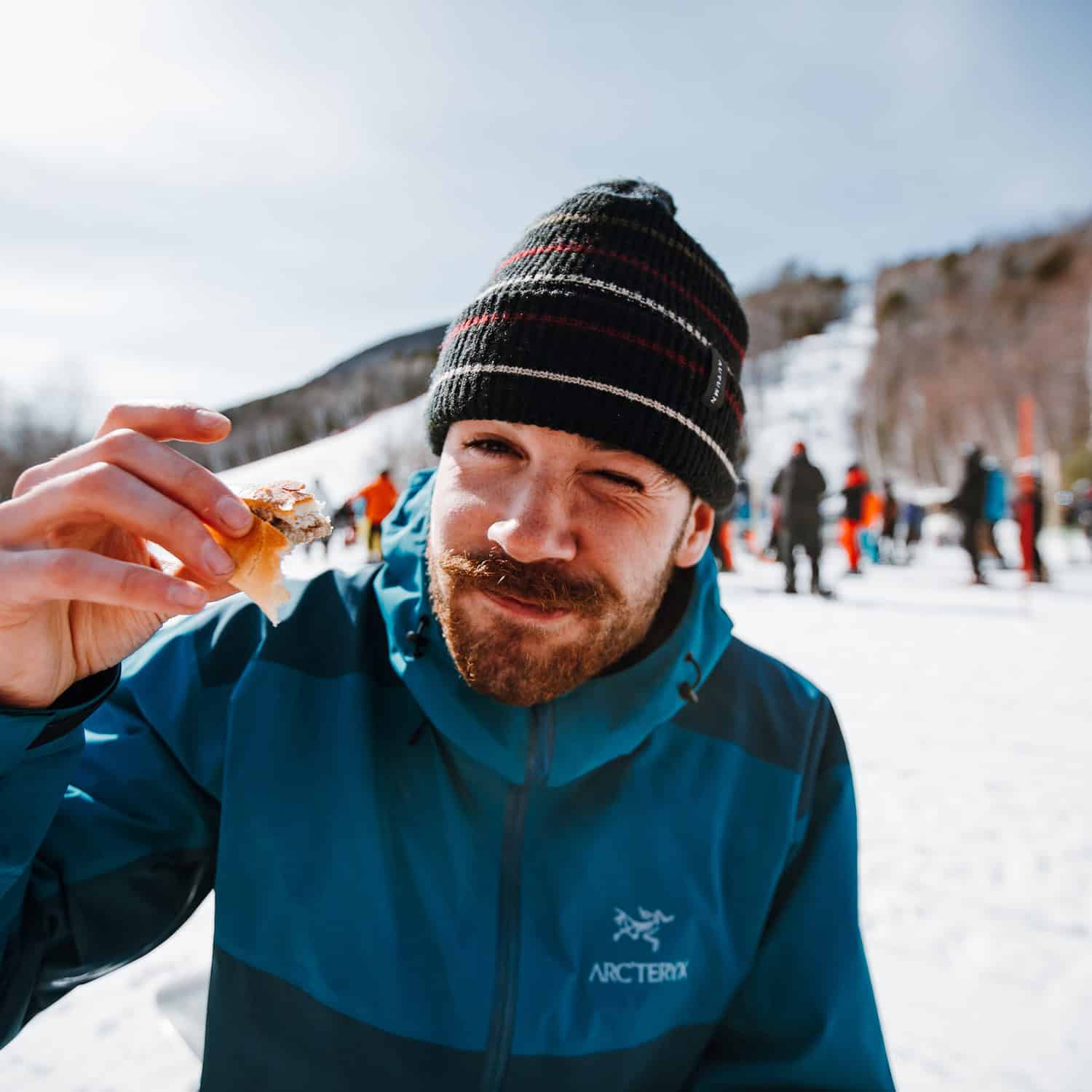 Mann isst in Quebec auf Schneemobil-Tour.