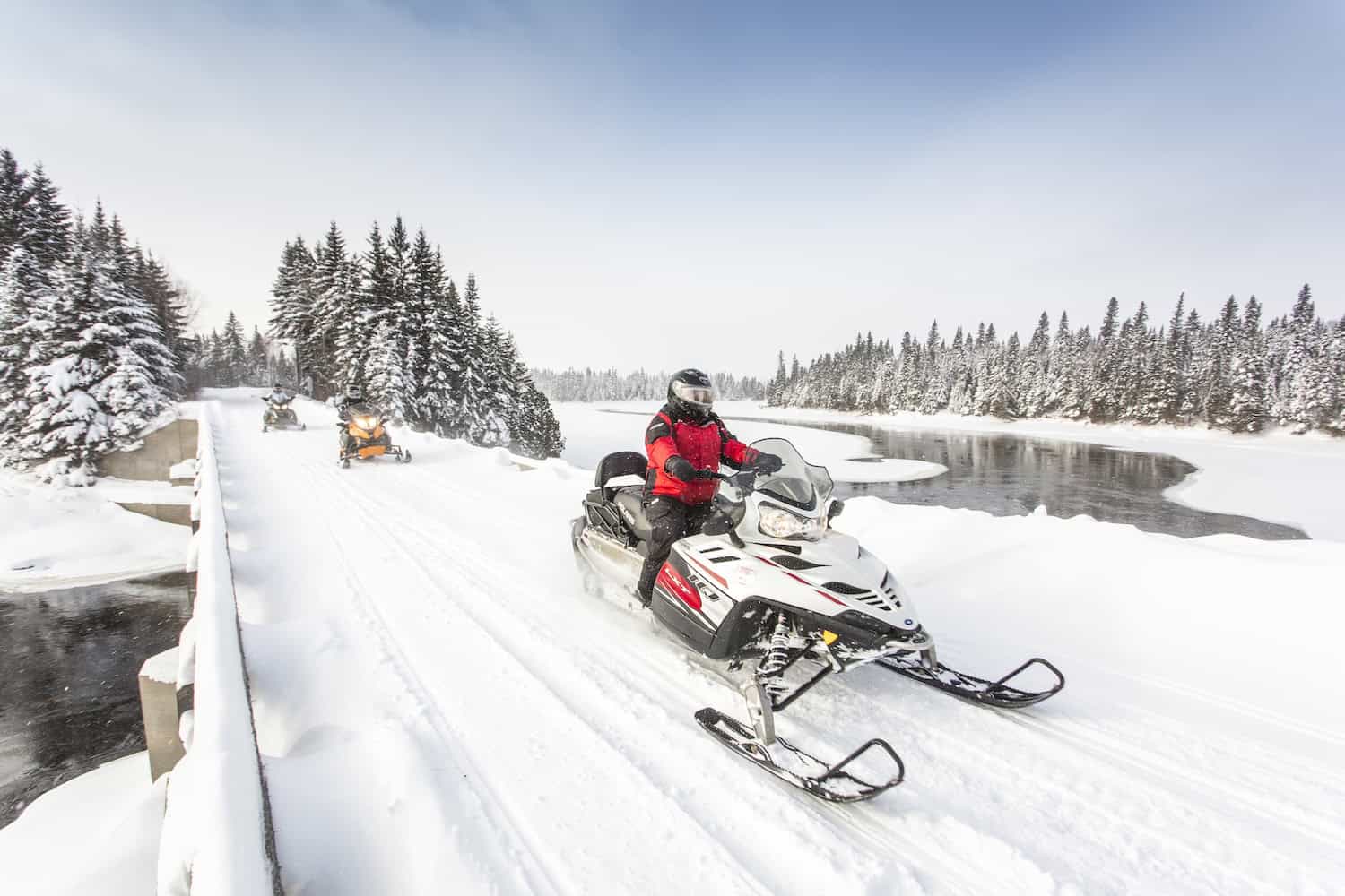 Schneemobil-Tour über das Loipennetz in Québec.