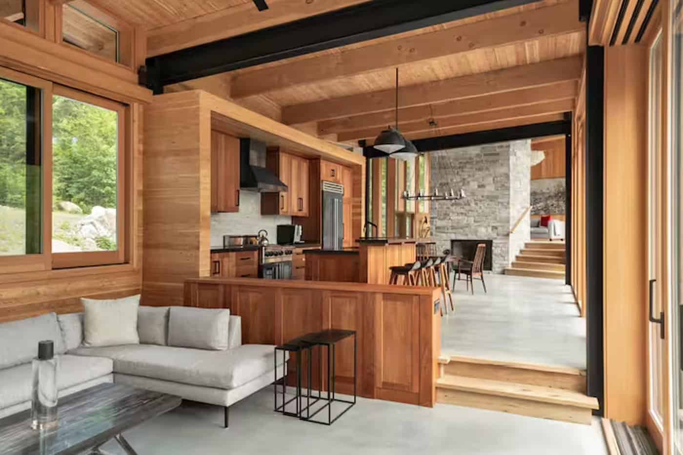 Innenbereich des Cottage aus der Serie Heated Rivalry am Muskoka Lake.