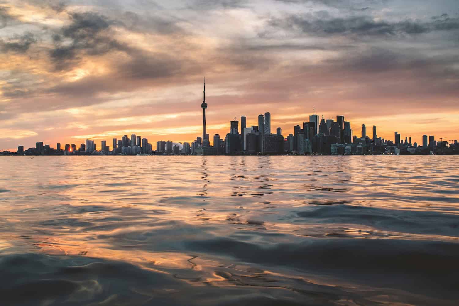 Skyline von Toronto im Sonnenuntergang.