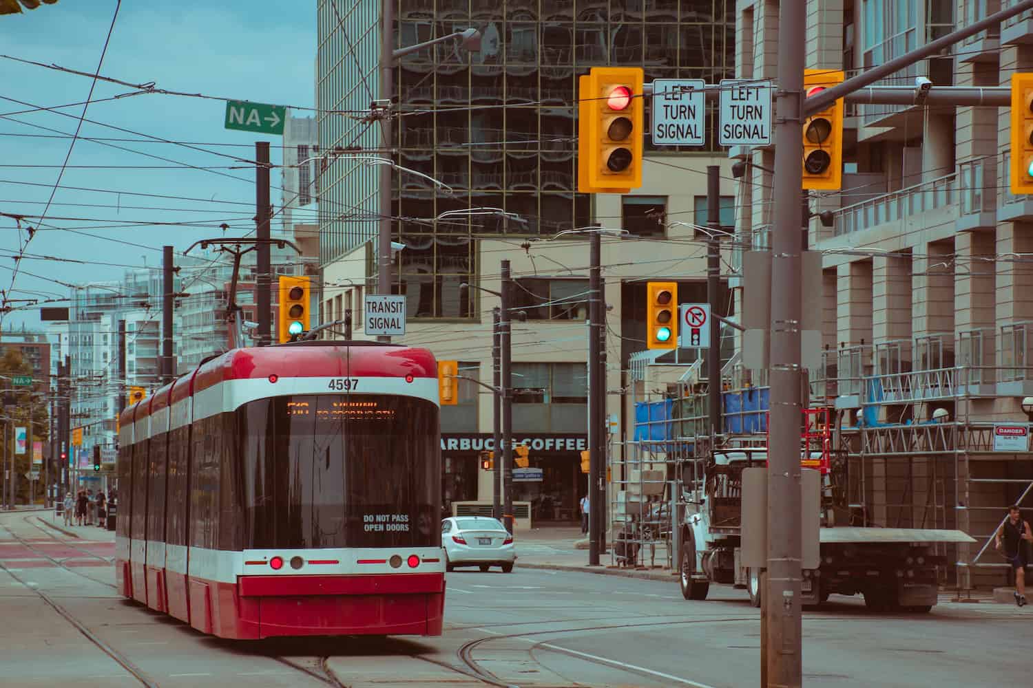 Streetcar fährt über die Straße in Toronto.