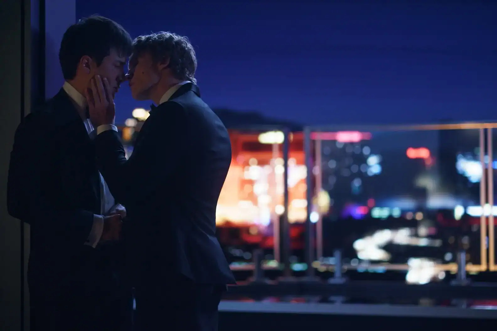 Charaktere Shane Hollander und der Russe Ilya Rozanov der Serie "Heated Rivalry" küssen sich auf dem Connor Rooftop.