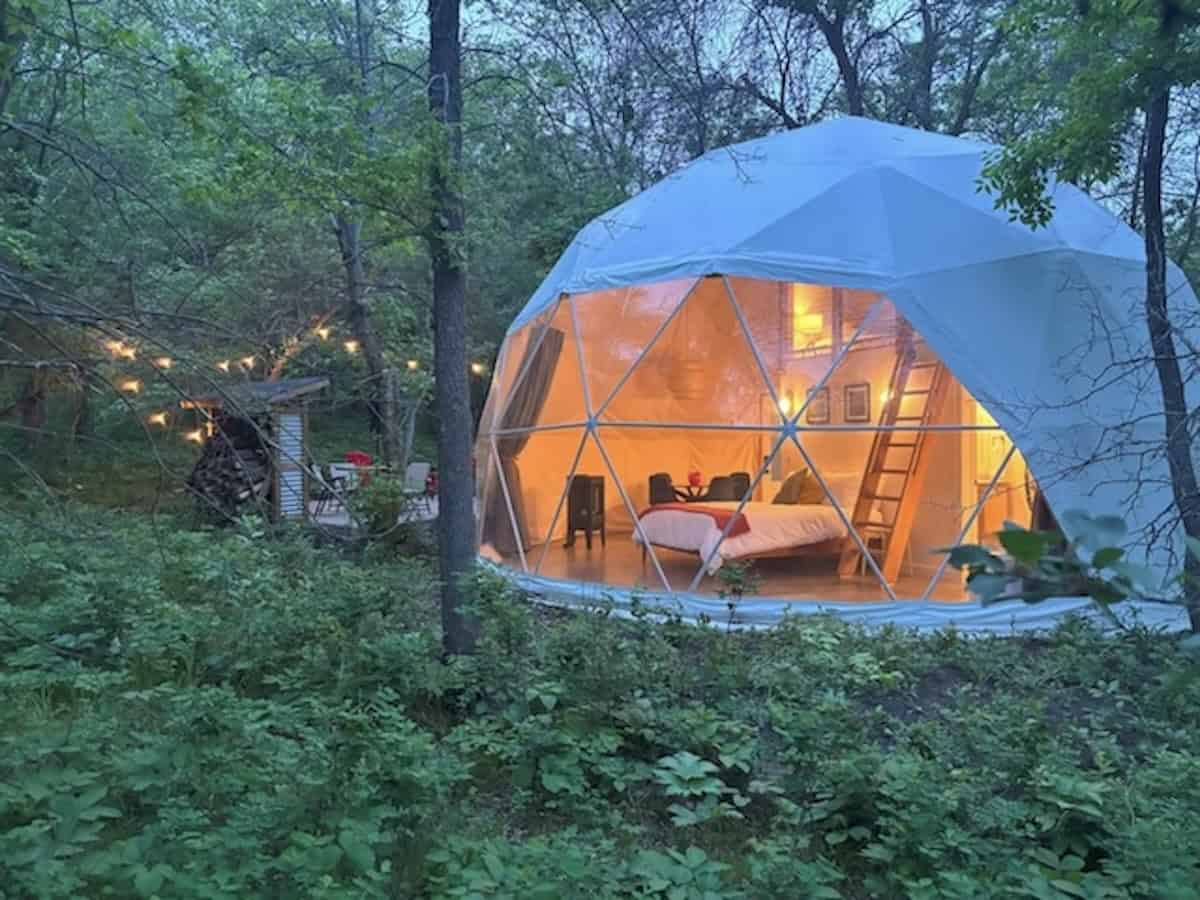 Domes von Earth To Sky Accommodations im Echo Valley Provincial Park.